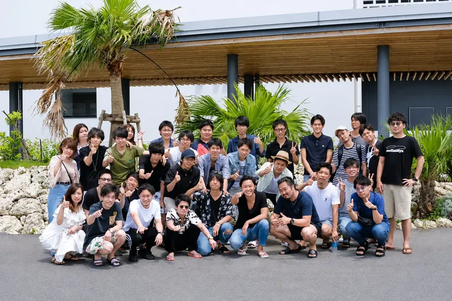 沖縄への社員旅行での集合写真
